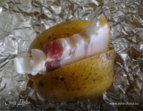 Делаем посередине картошки разрез,но не до конца и кладем в него кусочек,можнодва сала.Немного присаливаем.