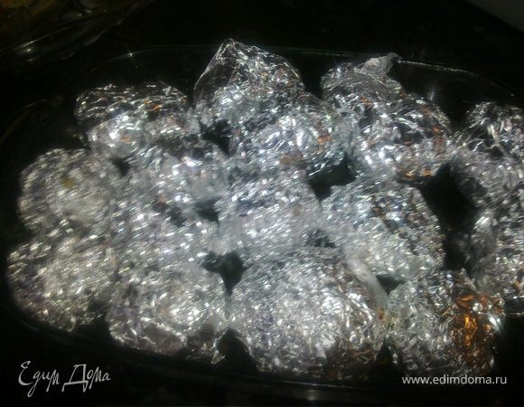 Заворачиваем плотно каждую картошку в фольгу.Выкладываем на лист или в жароупорную форму .