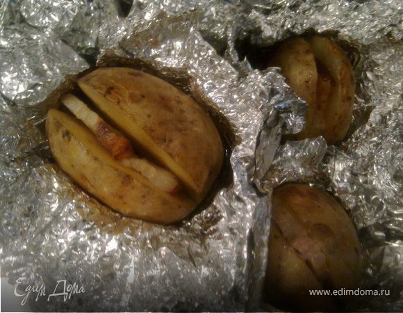 Ставим в духовку ,разогретую до 250 градусов, на 30 минут,проверяем готовность деревянной палочкой!Разворачиваем и получаем море удовольствия!