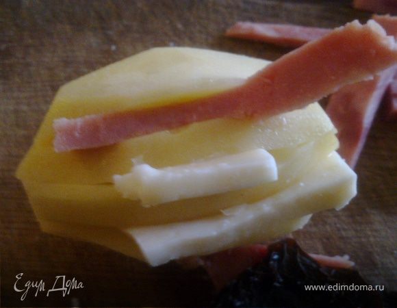 Вторая картошечка более экстравагантна в приготовлении.Но такой аромат,что просто не оторвешся!
берем картошку,очищаем от кожуры  и делаем в ней 4 надреза не до конца.