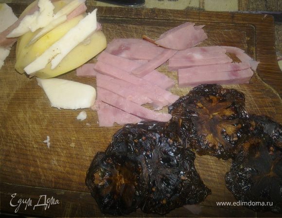 Ветчину нарезаем соломкой,сыр тоже соломкой.Берем сушеные помидоры.