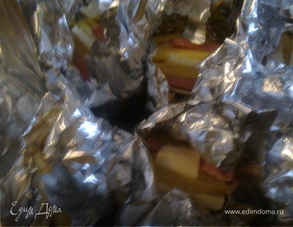 Берем кусочек фольги квадратной формы.Посередине кладем кусочек помидора сушеного.В надрезы картошки поочереди вставляем брынзу и ветчину.Кладем картошку на кусочек помидора сушеного и плотно прижимаем фольгу к картошке ,но не заворачиваем до конца.