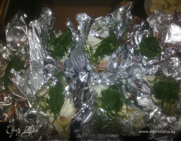 Укроп рвем руками на равные части и кладем сверху на картошку,Сверху поливаем по 1 ст.ложке оливкового масла .Затем заворачиваем фольгу вверх,чтоб хорошо все закрыть.Вылдадываем в глубокую форму,ставим в разогретую до 250 градусов духовку на 35 минут.