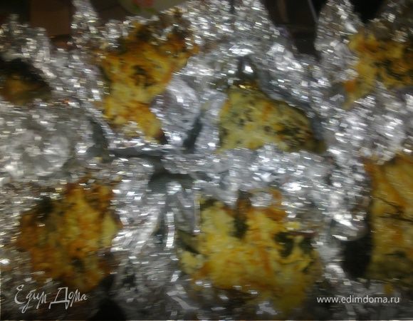 Натертым сыром присыпаем сверху зелени картошку и снова ставим в духовку ,чтоб сыр зарумянился и получилась корочка.