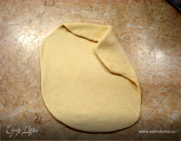 Теперь представим, что мы пеленаем младенца… техника та же самая…Взять правой рукой правый край теста и завернуть его на начинку…