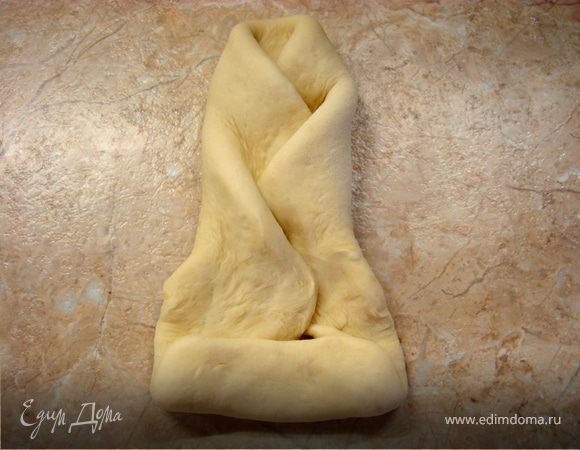 Если планируете его закрыть, то нижний край лепешки натягиваем на начинку снизу…