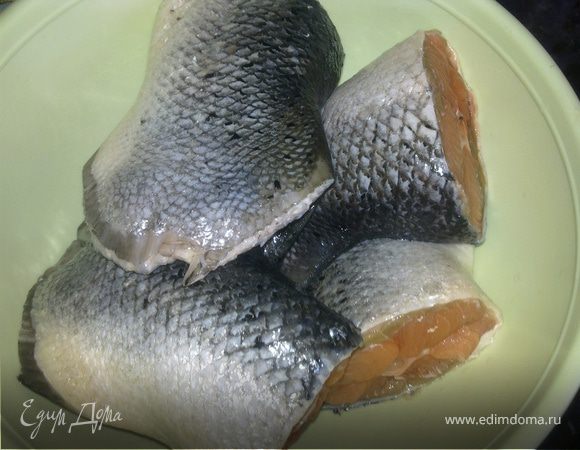 Моем головы,удаляем жабры,моем хвосты.Ставим варить бульон из голов и двух хвостов.Обязательно снимаем пенку.В кипящий бульон добавляем 4 чишенных луковицы целые.