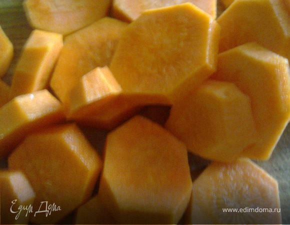 Очищаем морковь и нарезаем ее кружочками.