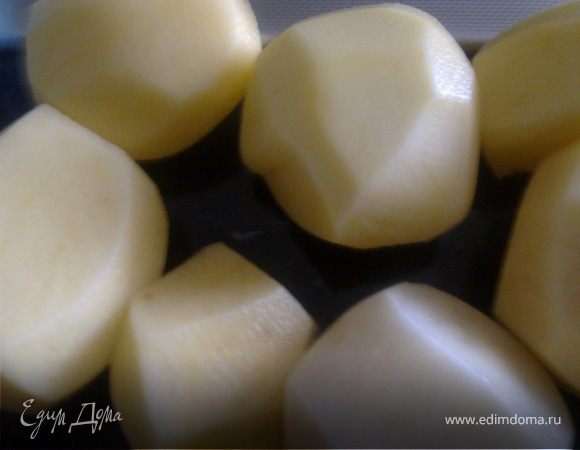 Берем картошку среднего размера очищаем от кожуры.