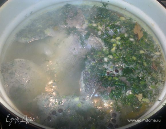 Картошка готова,кладем оставшиеся хвосты лосося и держим уху на медленном огне ,не мешая ,10 минут.Нарезаем мелко зелень укропа и лука,добавляем к ухе,после 2-3 лавровых листика 10 горошин душистого перца.Выключаем,доьавляем немного молотого черного перца,накрываем крышкой и даем настояться под крышкой 10-15 минут.Просто песня,кушаем на здоровье!