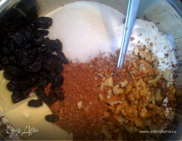 Для начала необходимо сделать следующее: орехи промыть, подсушить и немного измельчить; изюм промыть и высушить; творог протереть через сито или взбить в блендере. В кастрюлю поместить все ингридиенты и перемешать.  