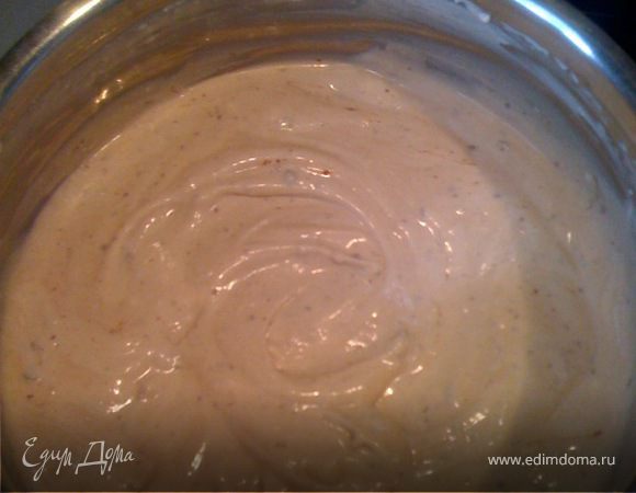 Поставить кастрюлю на средний огонь и, постоянно помешивая, довести массу до появления первого булькания. Снять с огня и немного охладить. Разлить по формам и убрать в холодильник. Лучше всего хранится в стеклянной посуде, около недели!, хотя на Пасху делаю всю порцию, немного освящаю, и это растягиваем на неделю, остальная часть с'едается буквально за 2-3 дня(мужем). 