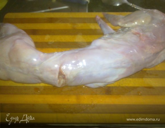 После того как кролик вымочится,хорошо обмываем его под проточной водой ,выкладываем на разделочную доску.