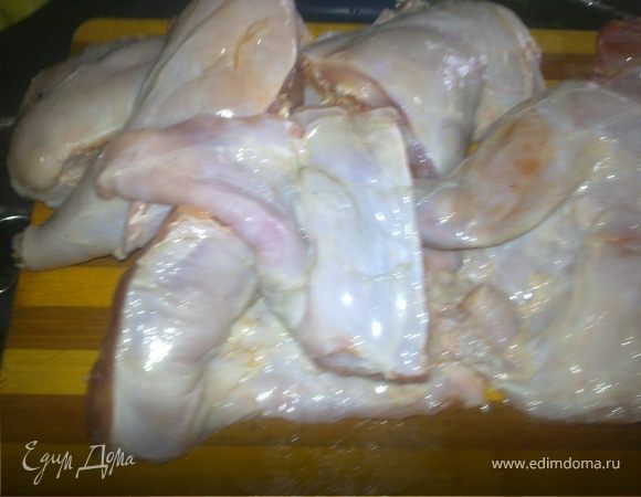 Нарезаем кролика порционными кусками,не маленькими.