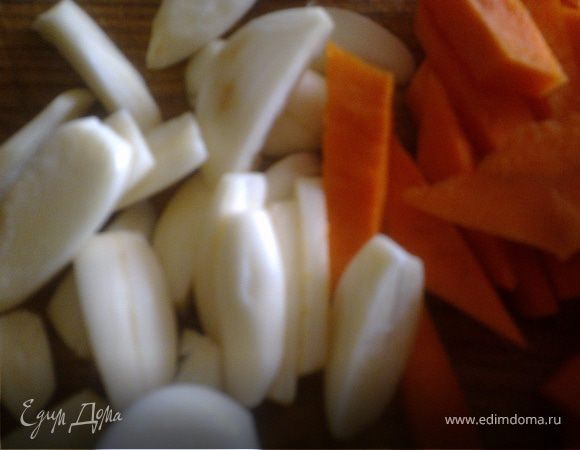 Морковку и чеснок очищаем и нарезаем соломкой.