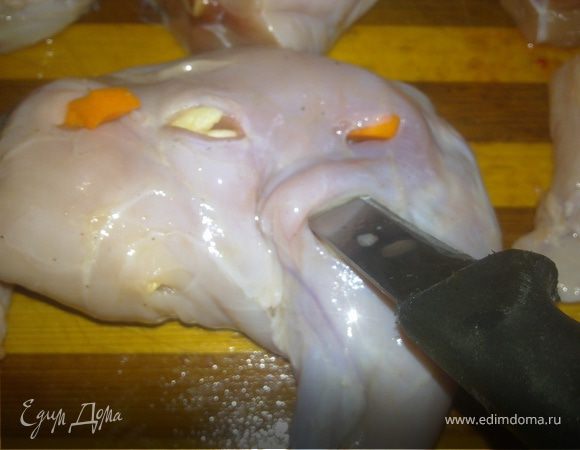 Каждый кусочек кролика хорошо шпигуем при помощи ножа ,чесноком и морковкой.