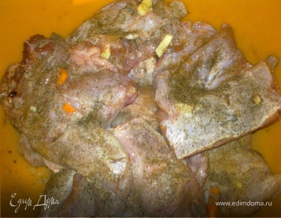 Затем присаливаем ,присыпаем черным молотым перцем,молотым мускатным орехом и оставляем в миске ,чтоб промариновался около часа.