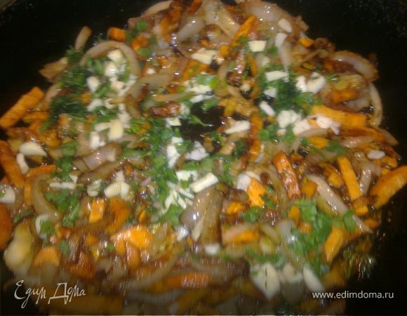 Пока кролик маринуется ,обжариваем на растительном масле лук ,нарезаный кольцами,морковь нарезаную соломкой,чеснок мелко нарезаный до золотистого цвета.