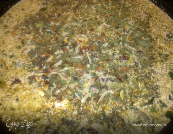 Добавляем разведенные сливки к нашим овощам.Нарезаем мелко зелень и  тоже выкладываем в соус.Доводим до кипения.Солим ,перчим по вкусу.