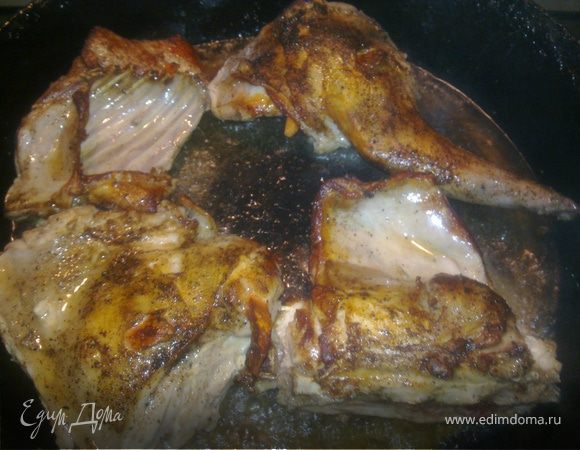 Промариновавшегося кролика обжариваем на сковороде с двух сторон до золотистого цвета.Выкладываем в жаровню.