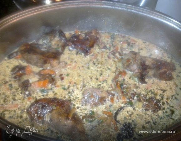 Заливаем кролика в жаровне готовым сливочным соусом.