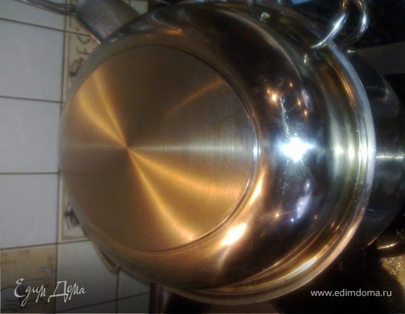 Оставляем тушиться под накрытой крышко на 1 час не мешая.