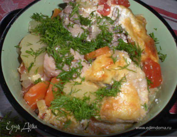 Ну так начнём...хочу сразу предупредить порции выходят большие...на большую семью в самый раз...
ЦЫПЛЕНОК В ГОРШОЧКЕ

Горшочка у меня нет ,думала сделать в порционных горшочках,но получилост так мноооого,что пришлось это все дело поместить в утятницу(или гусятницу) получилось почти до края....
Лук нарезать и поджарить в масле до золотистого цвета.
Тушку цыпленка нарезать крупными кусками,посолить,поперчить,добавить растолченый чеснок.
Поджарить на раскаленной сковороде, на сильном огне.
Морковь,помидоры,картофель почистить,нарезать кубиками,посолить и поперчить.
В горшочек уложить мясо,овощи,залить бульоном и тушить в духовке 25-30 мин. при 190-200 гр.
За 15 мин до готовности добавить сметану и натертый сыр
Готовое блюдо посыпать зеленью.

