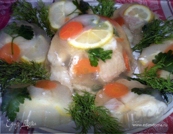 "КАКАЯ ГАДОСТЬ ЭТА ВАША ЗАЛИВНАЯ РЫБА"
Неизменная фраза сопутствующая это блюдо...

Филе рыбы нарезать порционными кусками,уложить в кастрюлю
Морковь и лук крупно нарезать и добавить к рыбе,залить водой,положить перец,лавровый лист и варить 7-10 минут с момента закипания.
Рыбу отложить в отдельную посуду,немного моркови сохранить для украшения.Бульон процедить,остудить.В стакане бульона развести желатин,дать разбухнуть,прогреть,не доводя до кипения.Влить оставшейся бульон.
В форму налить немного бульона,уложить рыбу,украсить лимоном,зеленью,морковью и вылить оставшейся бульон.
Поставить в холодильник на 1 час.
Перед подачей рекомендуется опустить форму на несколько секунд в горячую воду,встряхнуть и выложить на блюдо или порционную тарелку.