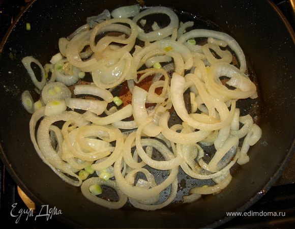 Лук обжарим на оливковом масле.