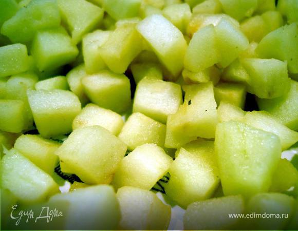 На другой сковороде, аккуратно помешивая, припустим в сливочном масле яблоки.