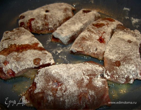 Печень посолим/поперчим и обваляем в муке. Обжарим на смеси оливкового и сливочного масел, по 3-5 минут с каждой стороны (толще кусочек - дольше жарим).