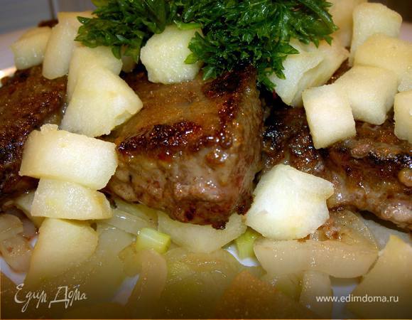 На тарелку выкладываем лук и немного яблок, сверху печень и еще яблоки. Украсим петрушечкой!