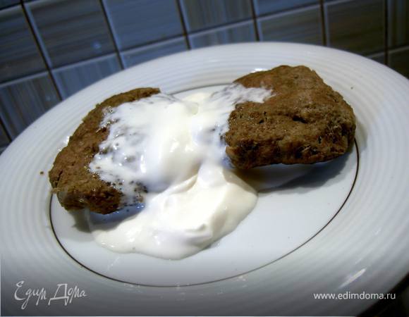 Как думаете - стала красавица есть эту печень? Да нет конечно, я ей такое и не дам:-)), поэтому быстрый детский вариант: лук нарежем помельче и обжарим, яблоки натрем на крупной терке и тоже обжарим. Печень измельчим в блендере. Соединим печень, лук, яблоки, посолим и чуть поперчим белым перцем. Добавим немного муки, чтобы получилось тесто как для оладий. Ну и обжариваем очень быстро как толстые оладушки, а до готовности доводим на пару. И подадим нашей маленькой привереде со сметанкой.