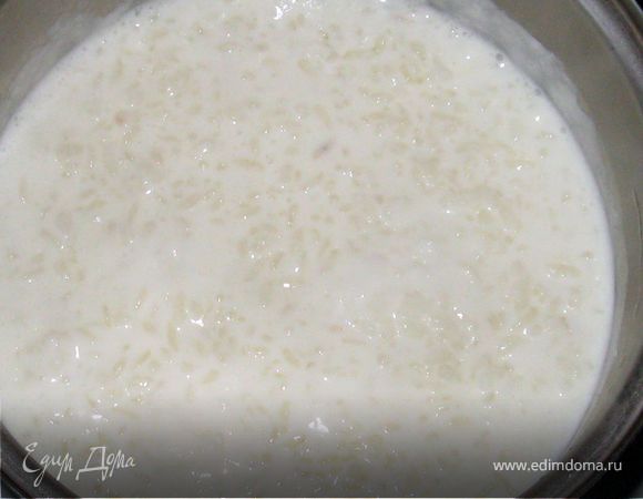 Быстро вымесить песочное тесто, сформировать шар, завернуть
в пленку, положить в холодильник на 1 час (или ночь)
Молоко закипятить, положить в него рис, добавить стручок ванили (я добавила ванильный экстракт уже в готовый крем), соль, цедру лимона.
Варить на маленьком огне 30 минут. Остудить.
