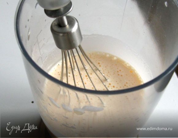 Яйца с сахаром взбить до кремообразного состояния. К яйцам добавить рис, изюм.
Хорошо все перемешать. 
