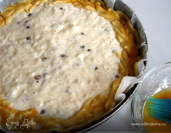 Достать тесто из холодильника, раскатать. Я раскатывала тесто на пергаменте, сверху положила второй лист бумаги, перевернула , сняла 1-ый лист, вырезала круг нужного диаметра, обрезки оставила для листиков. Выложить тесто в фому диаметром 26 см.  Сформировать бортики высотой 3 см. Из обрезков теста вырезать листочки. Их удобно лепить руками.

Выложить рисовую начинку на тесто. По окружности выложить листочки.
Смазать их желтком.
