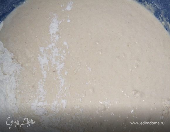 Дрожжи растворяем в половине тёплого молока и отставляем