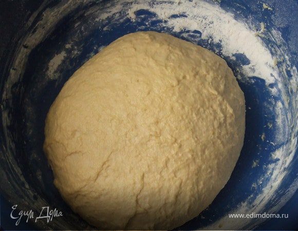 Остальное молоко нагреваем, добавляем сахар, растопленное масло и размешиваем до однородной массы. В  муку добавляем дрожжевую и яичную массу, соль и замешиваем очень мягкое тесто. Выкладываем на посыпанный мукой стол и вымешиваем до однородного состояния. Выкладываем в миску смазанную растительным маслом и оставляем для подъёма на 1-1,5 часа.