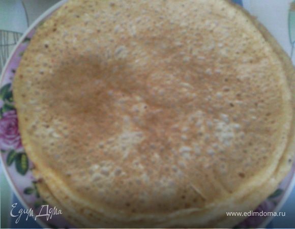 Отварить рис в подсоленной воде до готовности. Я варю стакан риса (250 мл) примерно в 2-х литрах воды. Если отвар получается слишком густым, его можно развести кипяченой водой (до состояния жидкого киселя).  Слить отвар через сито или дуршлаг. Сам рис нам для блинов не понадобится.  Но его можно использовать для начинки (например, вместе с жареным луком и грибами). Дать остыть. Добавить в теплый отвар все ингредиенты для блинного теста. Жарить  блины, как обычно. Очень вкусно с вишневым киселем:) Приятного аппетита!