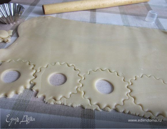 Замесить тесто, накрыть полотенцем и дать ему немного отдохнуть (минут 30). Затем раскатать тесто в пласт, толщиной 0,7-1см., вырезать формочкой колечки. Противень застелить пекарской бумагой, выложить на них колечки, смазать взбитым яйцом и посыпать дроблёными орехами (у меня это кешью) и запечь в разогретой до 180 гр. духовке до румяной корочки, приблизительно 15-20 минут.
