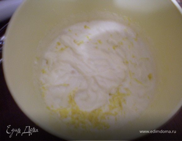 Взбить йогурт с сахаром и лимонной цедрой.