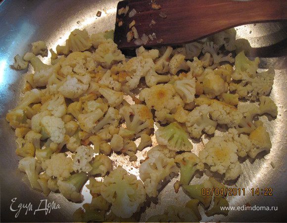 Цветную капусту отварить в течении минуты. Отбросить на дуршлаг. Раздавить чеснок, мелко порезать, обжарить вместе с капустой. Можно еще бекон добавить это принесет более пикантный вкус