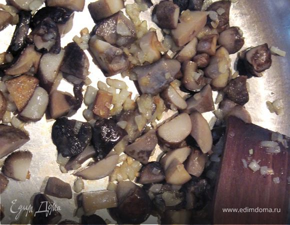 Лук мелко порезать, грибы покрупнее. Обжарить. 
