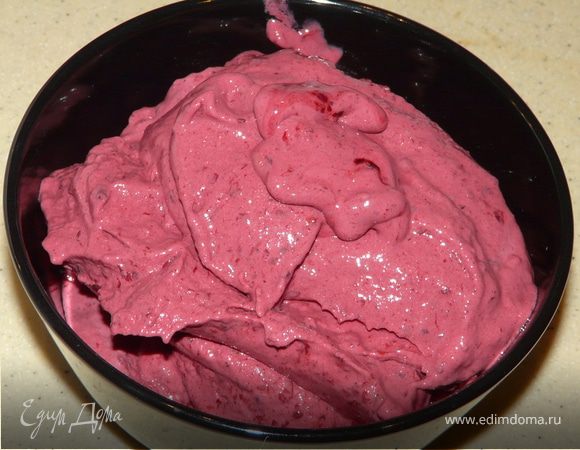 Блендером раздробить  ягоды в замороженом состоянии, добавить все остальные ингредиенты и опять проктутить до однородного состояния. Положить в морозилку до подачи. Непосредственно перед подачей поставить  в холодильник.
