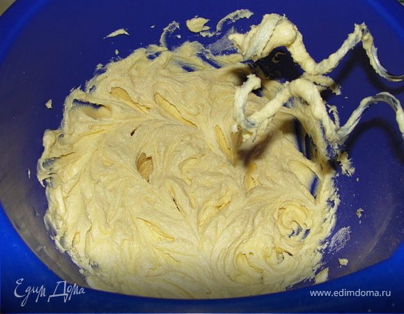 Масло вымешать с марципаном в однородную массу. Добавить сахар и ваниль.