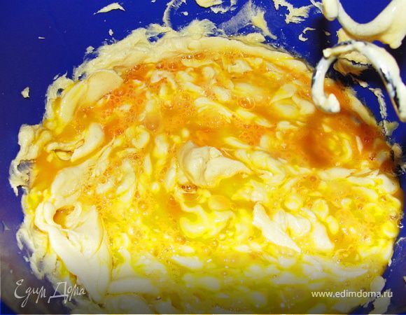 Добавить яйца по-одному, вымешать. Соединить просеянную муку и разрыхлитель. Добавить к нашей массе и ещё раз тщательно вымешать.