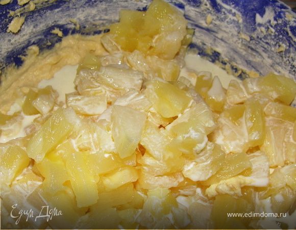 Слить сок с ананасов, добавить их вместе со сливками к массе. Вымешать.
