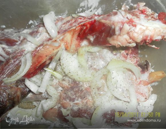 мясо слегка отбить,посолить  добавить приправу, сливки,соевый соус,репчатый лук и оставить в холодильнике мариноваться на часа два