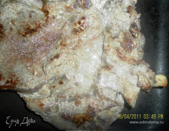 теперь достаем наше мяско,обсушить остатки маринада и обжарить до золотистой корочки,выложить в форму для запекания