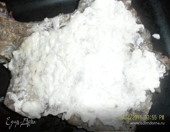 а теперь шубка: первый слой плавленный сыр для того чтоб шубка крепко сидела и не съезжала